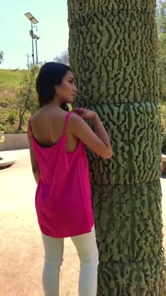 Skönhet Och Natur Vacker Latino Brunett Modell Med Sommar Mode — Stockvideo
