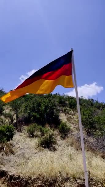 Bandeira Alemã Brisa Dia Ensolarado Sobre Colinas Verdes — Vídeo de Stock