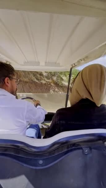 Solig Dag Äventyr Bakifrån Två Vänner Killar Golfbil Utforska Den — Stockvideo