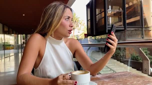 Şehir Kahvesinde Sıradan Bir Videosu Buluşması Güzel Sarışın Latin Yönetici — Stok video