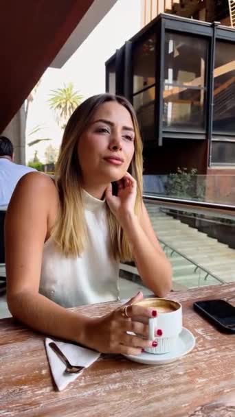 Açık Şehir Kahvesinde Günlük Kahve Molası Güzel Rahat Sarışın Latin — Stok video