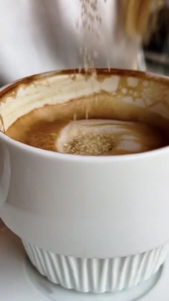 Casual Kaffepaus Detaljer Närbild Flicka Hälla Socker Kopp Vit Kopp — Stockvideo