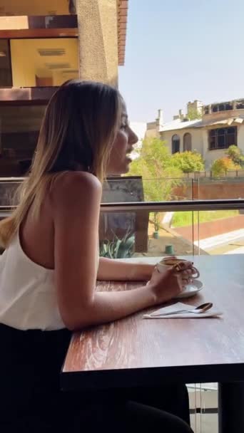 Reunión Negocios Casual Café Ciudad Aire Libre Hermosa Rubia Latina — Vídeo de stock