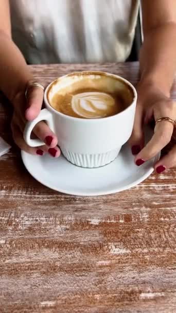 Zwyczajne Szczegóły Przerwy Kawowej Zbliżenie Pięknych Dłoni Pani Czerwonymi Paznokciami — Wideo stockowe