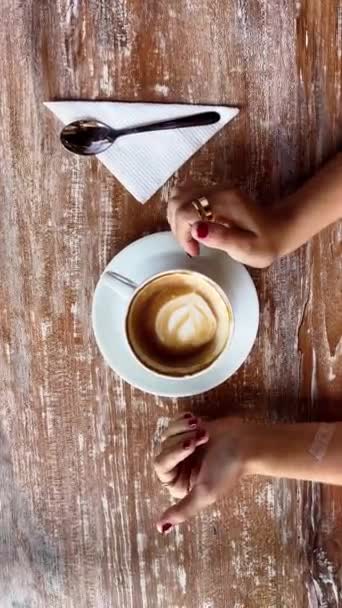 Rincian Coffee Break Close Beautiful Lady Hands Red Nails Holding — Stok Video