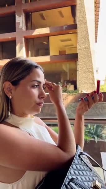 Urban Skönhet Och Affärsrutin Elegant Ung Chef Latina Uppfriskande Hennes — Stockvideo