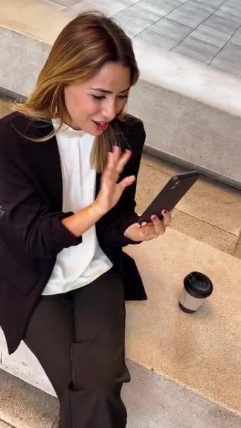 Lässige Kaffeepause Einer Modernen Öffentlichen Stadt Schöne Und Entspannte Blonde — Stockvideo