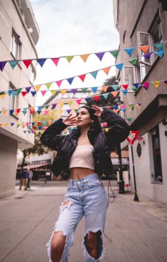 Şık seyahat ve şehir keşfi: canlı, modaya uygun genç Latin esmer şehir tarihi bölgesini ve şehir merkezini keşfediyor.