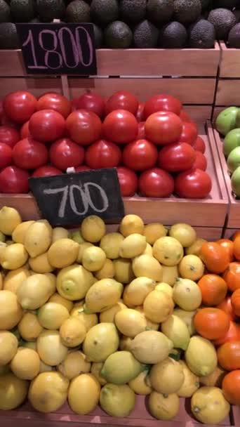 Latin Amerikai Piackutatás Színes Friss Gyümölcsök Zöldségek Fadobozokban — Stock videók