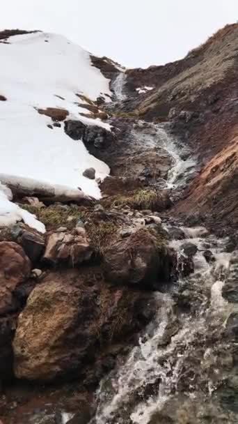 自然のささやき 雪と泥を通って流れる澄んだ水 静かな冬のシーン — ストック動画