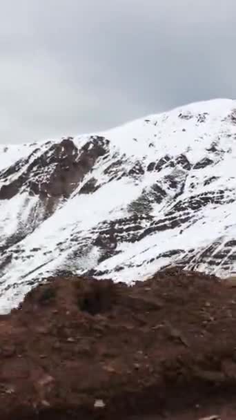 轻声细语的冬季之旅 从一辆移动的汽车的温暖中看到雪山的迷人景象 — 图库视频影像