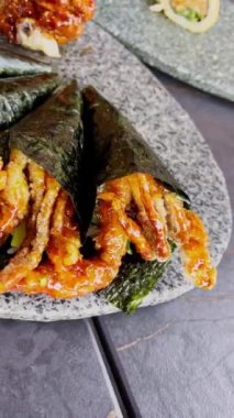 Lüks temaki suşisi, Japon restoranındaki taş tabakta Karaage tavuğu, pirinç ve sebzeyle birlikte.