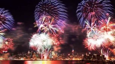 New York City silueti ve havai fişek zamanı kısa şarjör