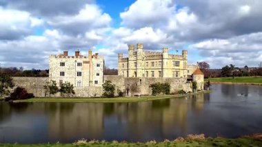 güneşli havada İngiltere'deki leeds castle