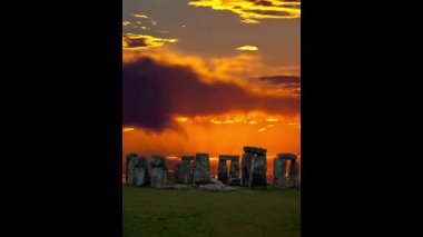 sunrise arka plan üzerinde İngiltere'de ünlü stonehenge