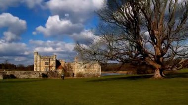 güneşli havada İngiltere'deki leeds castle