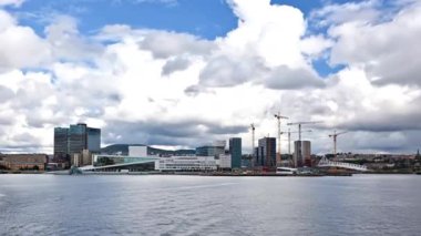 Oslo Norveç limanında opera binası