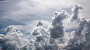 Mavi gökyüzü beyaz bulutlar güzel zaman geçişi