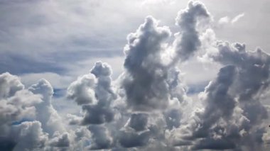 Mavi gökyüzü beyaz bulutlar güzel zaman geçişi