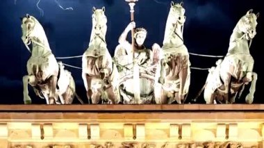 Berlin Almanya 'da gece yarısı BrANDENBURG GATE' in üstündeki heykeller
