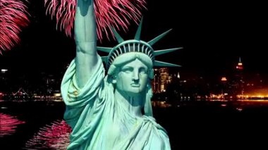 New York 'taki Özgürlük Heykeli ve havai fişekler
