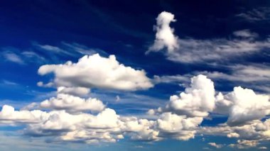 Açık Mavi Gökyüzü ile Beyaz Kabarık Bulutların hızlandırılmış videosu