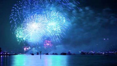 Güzel su yansımalarıyla renkli havai fişek kutlamaları