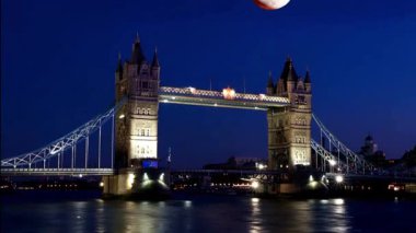 Londra İngiltere'de ünlü tower bridge
