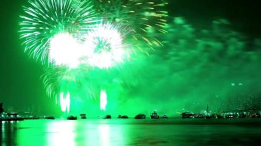 Güzel su yansımalarıyla renkli havai fişek kutlamaları