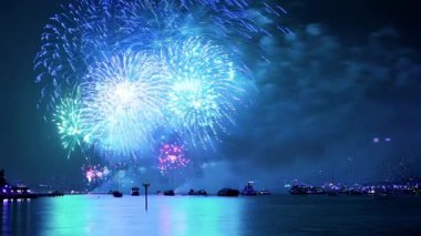 Güzel su yansımalarıyla renkli havai fişek kutlamaları