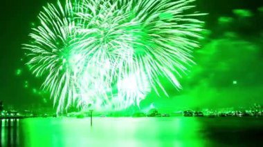 Güzel su yansımalarıyla renkli havai fişek kutlamaları