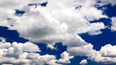Açık Mavi Gökyüzü ile Beyaz Kabarık Bulutların hızlandırılmış videosu