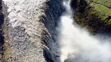 İzlanda 'nın güçlü şelalelerinin coşkulu görüntüsü. Uçurumdan düşen çamurlu şelaleler binlerce spreye karışıyor..