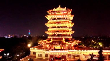 Jinan 'daki Daming Gölü' ndeki Chaoran Kulesi. Daming Gölü, Çin 'in Shandong eyaletinin Jinan şehrindeki en büyük göldür.