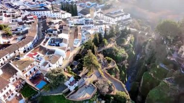 İspanya 'nın Malaga kentindeki Ronda kentinin hava manzarası güzel bir sabah güneşi altında derin bir vadide yer alan ünlü bir turistik merkezdir..