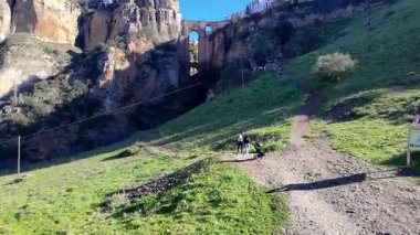 İspanya 'nın Malaga kentindeki Ronda kentinin hava manzarası güzel bir sabah güneşi altında derin bir vadide yer alan ünlü bir turistik merkezdir..