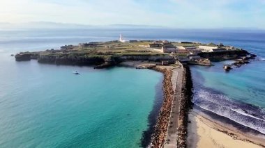 Tarifa şehrinin Avrupa 'nın en güney noktası olan Costa del Sol Cadiz İspanya' dan güzel manzarası.