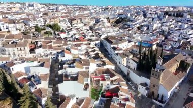 İspanya 'nın Malaga kentindeki Ronda kentinin hava manzarası güzel bir sabah güneşi altında derin bir vadide yer alan ünlü bir turistik merkezdir..