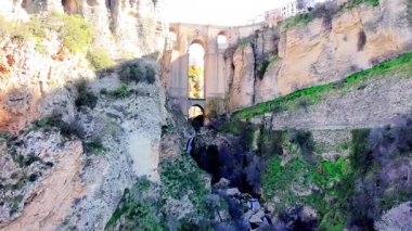 İspanya 'nın Malaga kentindeki Ronda kentinin hava manzarası güzel bir sabah güneşi altında derin bir vadide yer alan ünlü bir turistik merkezdir..