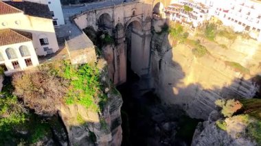 İspanya 'nın Malaga kentindeki Ronda kentinin hava manzarası güzel bir sabah güneşi altında derin bir vadide yer alan ünlü bir turistik merkezdir..