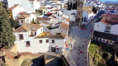 İspanya 'nın Malaga kentindeki Ronda kentinin hava manzarası güzel bir sabah güneşi altında derin bir vadide yer alan ünlü bir turistik merkezdir..