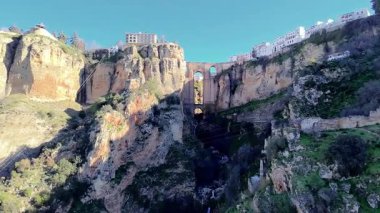 İspanya 'nın Malaga kentindeki Ronda kentinin hava manzarası güzel bir sabah güneşi altında derin bir vadide yer alan ünlü bir turistik merkezdir..