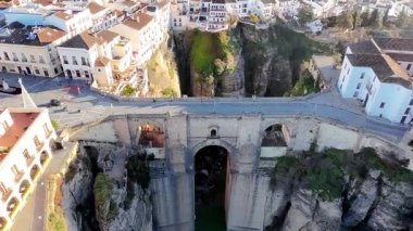 Ronda, İspanya - 07 Ocak 2025 - İspanya 'nın Malaga kentindeki Ronda kentinin hava manzarası, güzel bir sabah güneşi altında, Ronda derin bir derinliğin üzerinde yer alan ünlü bir turistik merkezdir. 