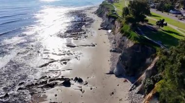Santa Barbara Flyby 'deki Shoreline Park uçurumları. Shoreline Park Cliffs 'in klibi, CA USA
