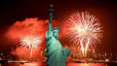New York 'taki Özgürlük Heykeli ve havai fişekler