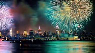 4 Temmuz bağımsızlık günü havai fişek manzarası ile Hudson Nehri üzerinde göster