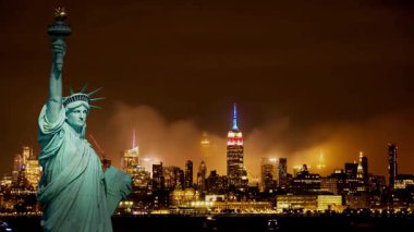 Özgürlük Heykeli ve Manhattan şehir merkezi Skylines, NYC, ABD