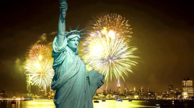 Arka planda Hudson Nehri üzerinde havai fişekleri olan Özgürlük Heykeli, ABD