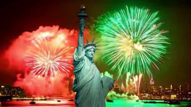 Arka planda Hudson Nehri üzerinde havai fişekleri olan Özgürlük Heykeli, ABD