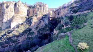 İspanya 'nın Malaga kentindeki Ronda kentinin hava manzarası güzel bir sabah güneşi altında derin bir vadide yer alan ünlü bir turistik merkezdir..